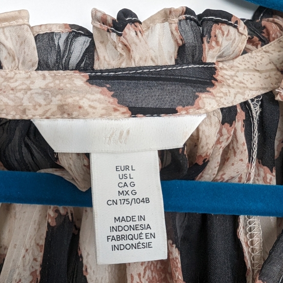 H&M Ruffle Trimmed Crepe Blouse - Picture 5 of 5